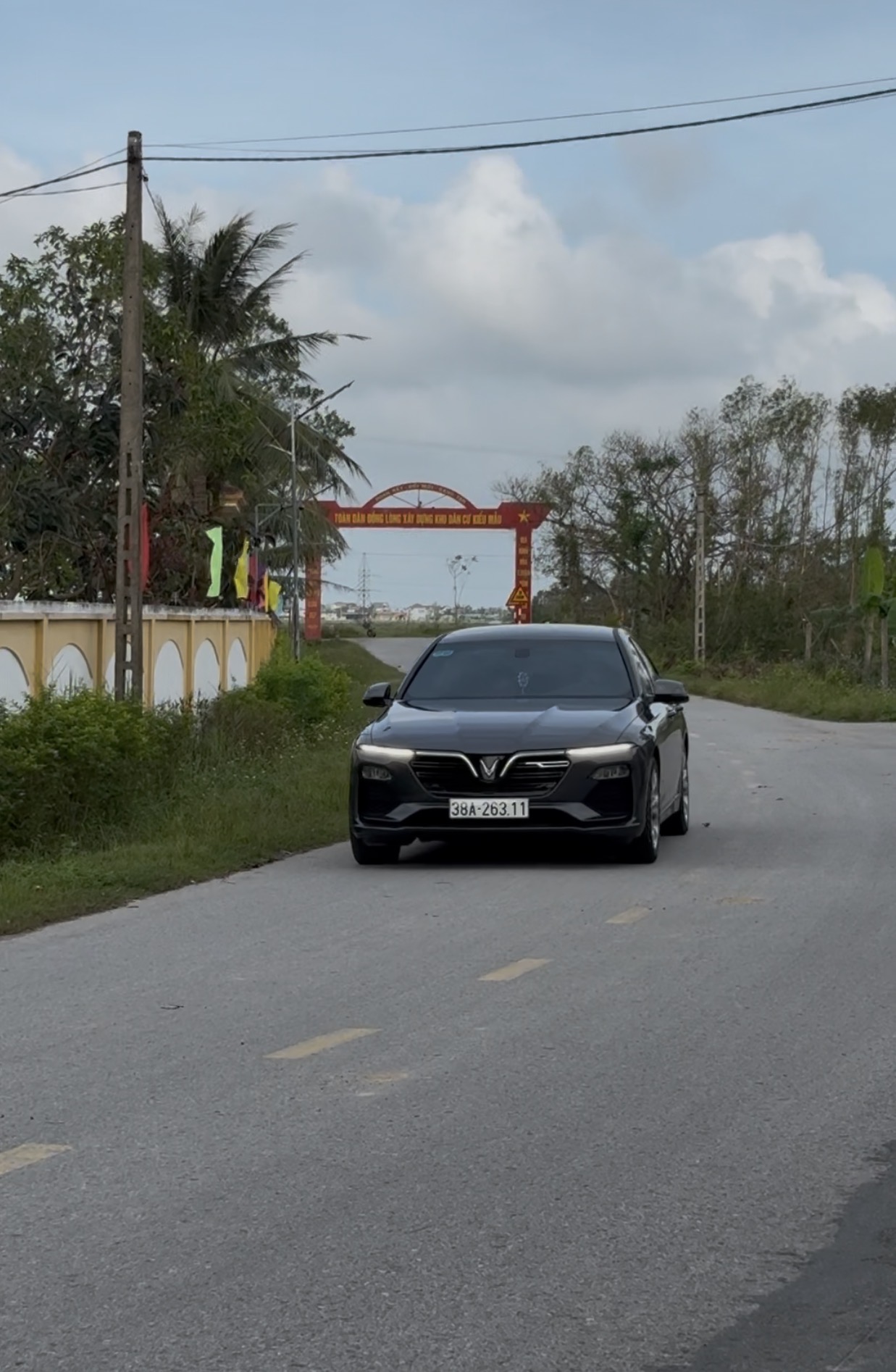Bảo Ly đón Tùng Phạm đi Vinh chơi